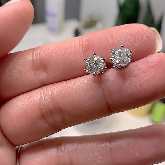 6 prong 2 ct Diamond stud earrings! - Picture 5 of 13
